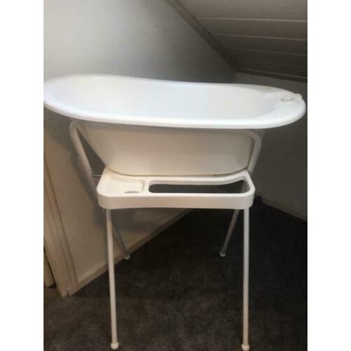 Baby badje met standaard,afvoerslang,wasbakken, thermometer