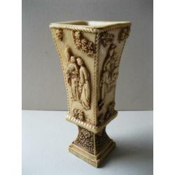 Oude Japanse/Chinese vaas met relief