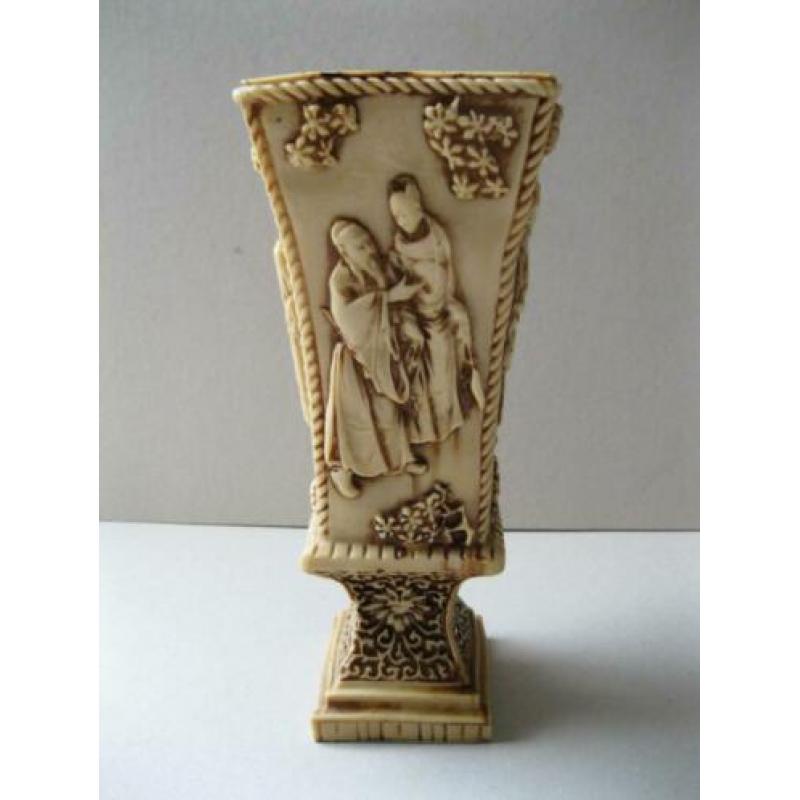 Oude Japanse/Chinese vaas met relief