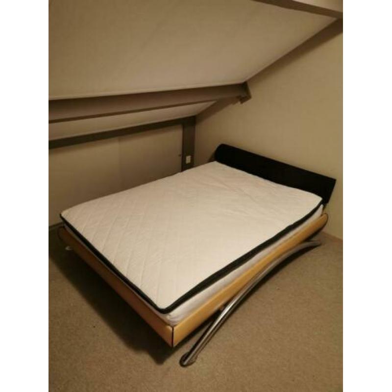 2 persoonsbed met matras en topper