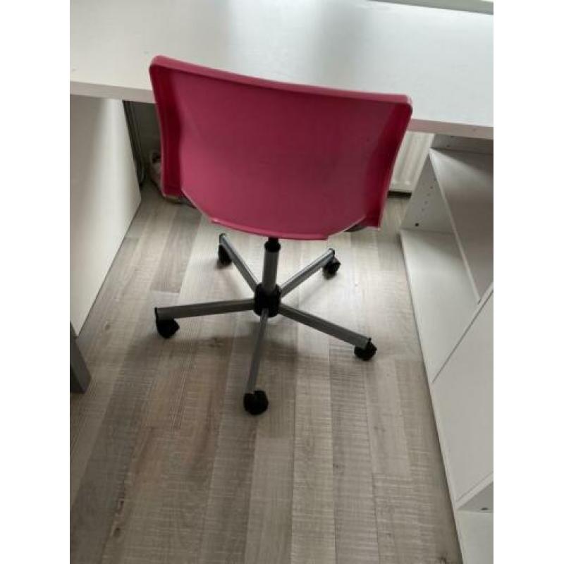 Leuk bureau + roze bureaustoel