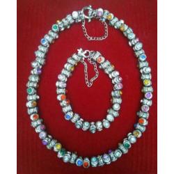 Ketting en armband met meerkleurige tonnetjes