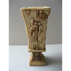 Oude Japanse/Chinese vaas met relief