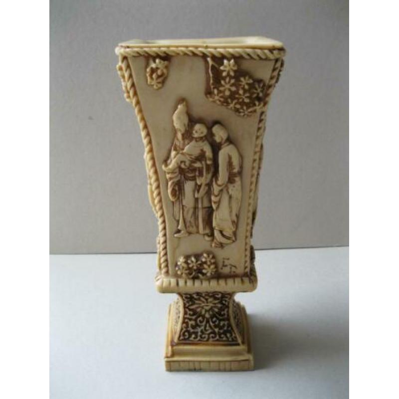 Oude Japanse/Chinese vaas met relief