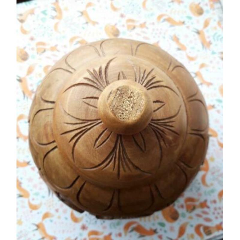 Houtsnijwerk urn houten pot.