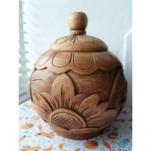Houtsnijwerk urn houten pot.