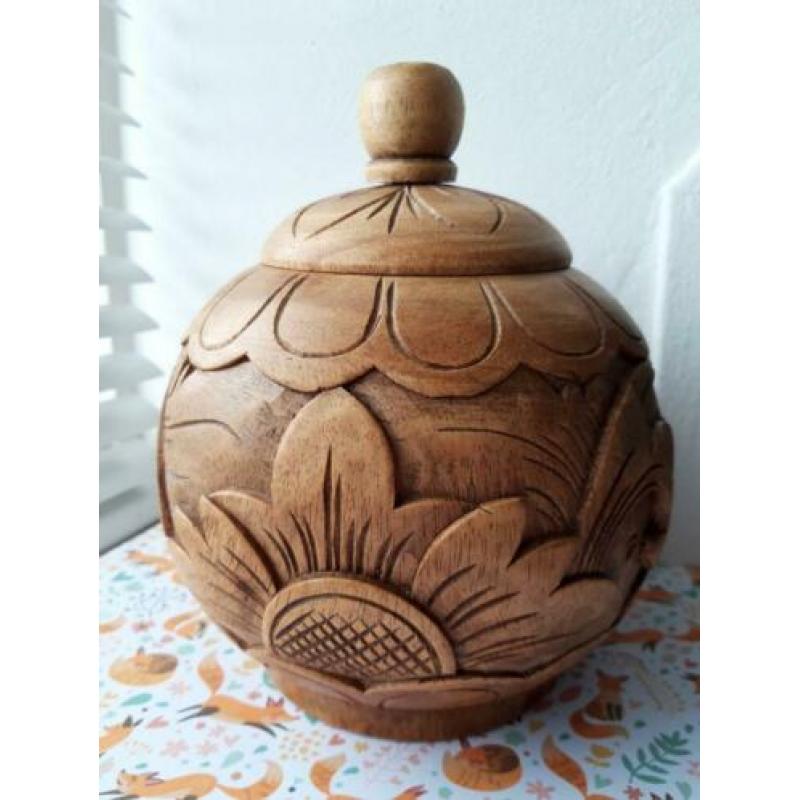 Houtsnijwerk urn houten pot.