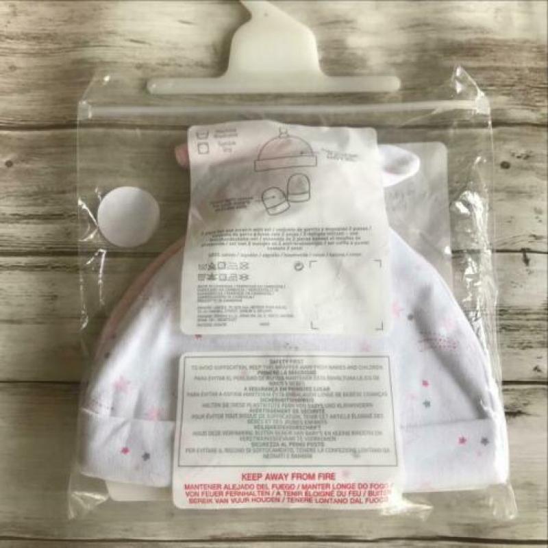 Setje van mutsjes en wanten voor baby van Primark nieuw