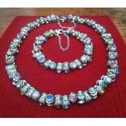 Ketting en armband met meerkleurige tonnetjes