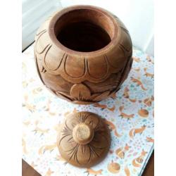 Houtsnijwerk urn houten pot.