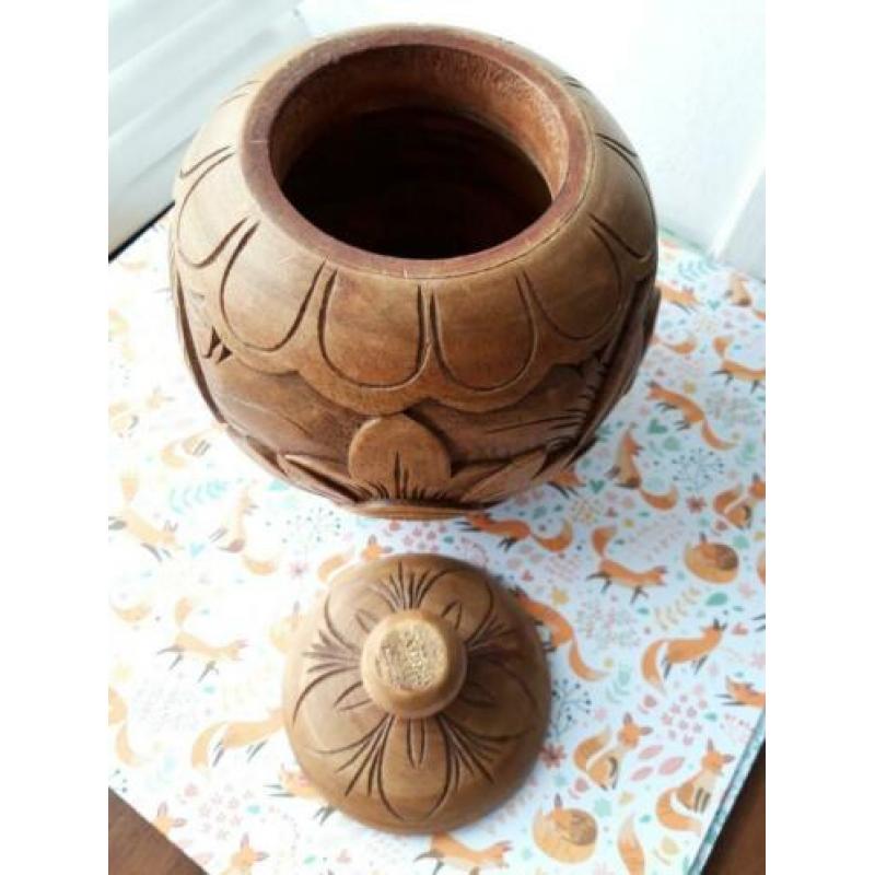Houtsnijwerk urn houten pot.
