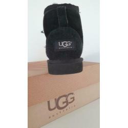 Gloednieuwe Uggs maat 33 zwart laag