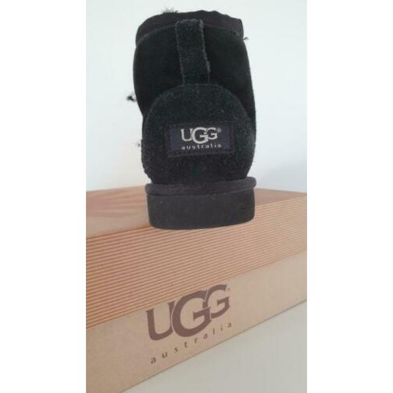 Gloednieuwe Uggs maat 33 zwart laag