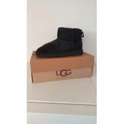 Gloednieuwe Uggs maat 33 zwart laag