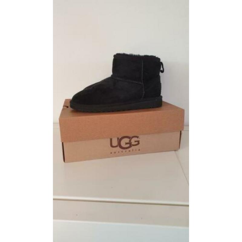 Gloednieuwe Uggs maat 33 zwart laag