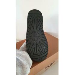 Gloednieuwe Uggs maat 33 zwart laag
