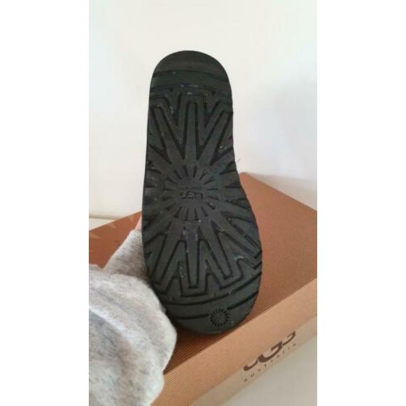 Gloednieuwe Uggs maat 33 zwart laag