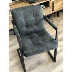 4 zeer nette eettafel stoelen!!