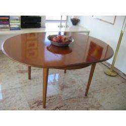 Eettafel met stoelen