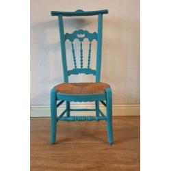 Een vrolijke turquoise groene stoel, mooi model