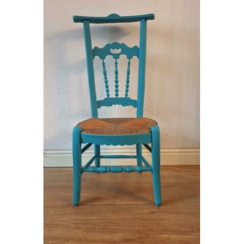 Een vrolijke turquoise groene stoel, mooi model