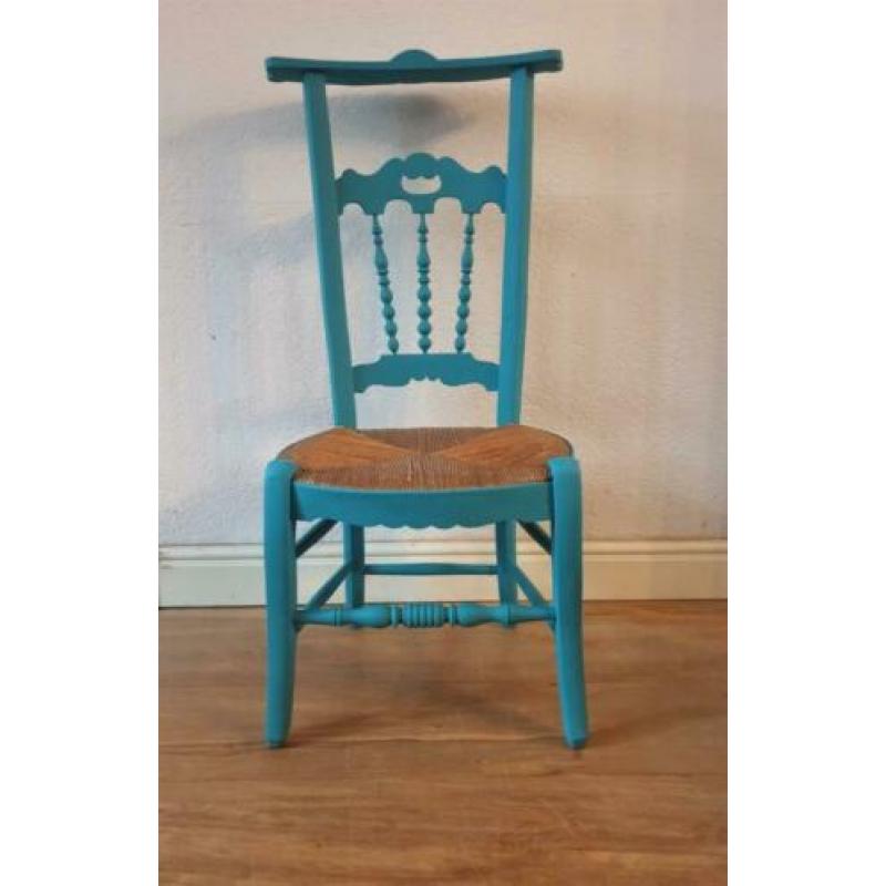 Een vrolijke turquoise groene stoel, mooi model