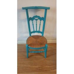 Een vrolijke turquoise groene stoel, mooi model