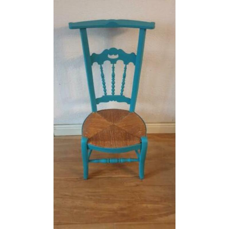 Een vrolijke turquoise groene stoel, mooi model
