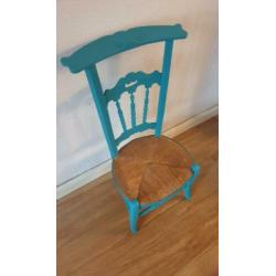 Een vrolijke turquoise groene stoel, mooi model
