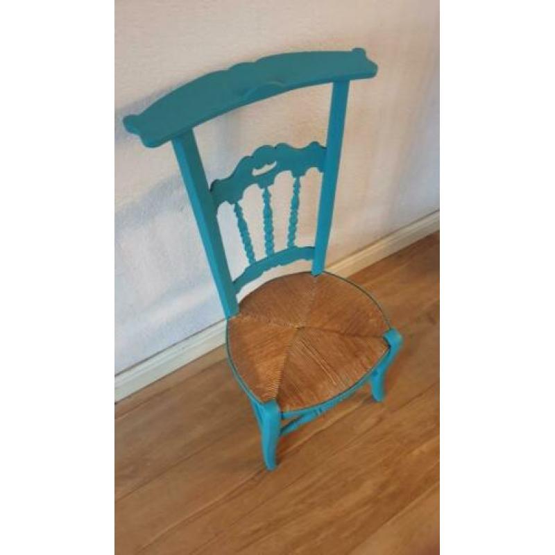 Een vrolijke turquoise groene stoel, mooi model