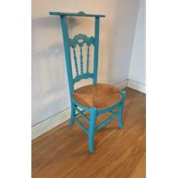 Een vrolijke turquoise groene stoel, mooi model