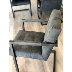 4 zeer nette eettafel stoelen!!