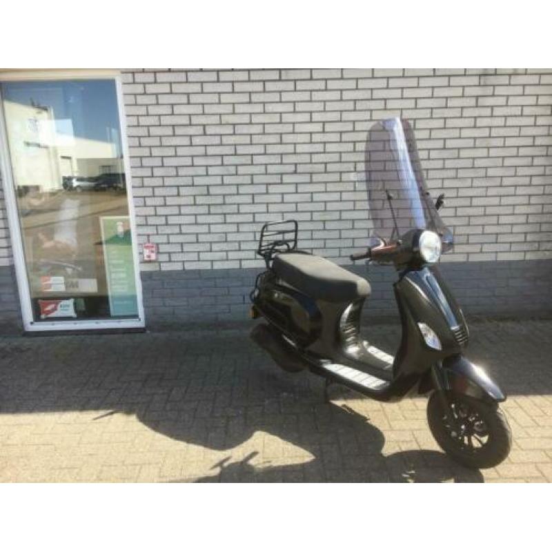 Aktie!! vespa look 45km brom 4-takt zwart bj2018 3000km