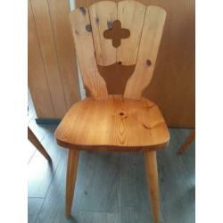 Stoelen 4 stuks, hout. Hoogte leuning 84cm, hoogte zitting 4