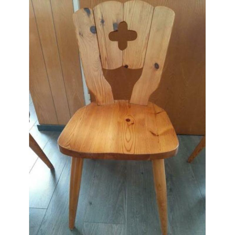 Stoelen 4 stuks, hout. Hoogte leuning 84cm, hoogte zitting 4