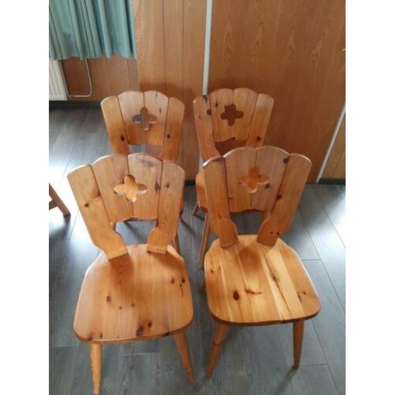 Stoelen 4 stuks, hout. Hoogte leuning 84cm, hoogte zitting 4