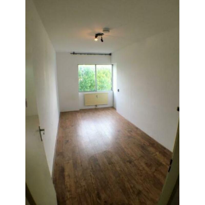 Ruime kamer in een gerenoveerd appartement.