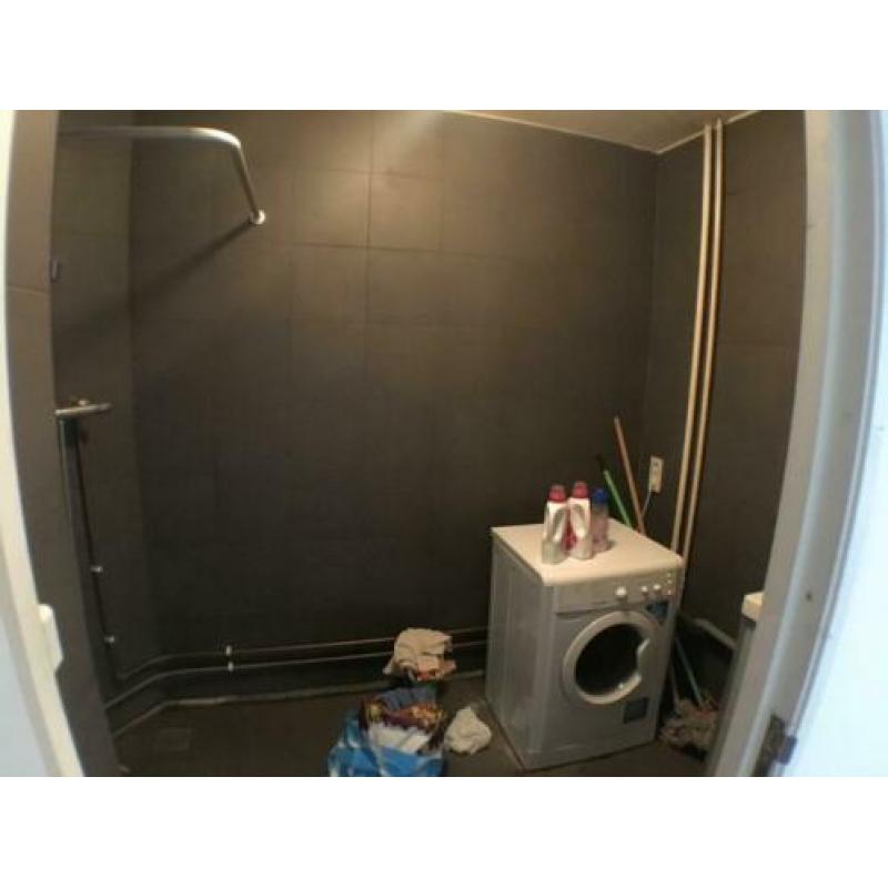 Ruime kamer in een gerenoveerd appartement.
