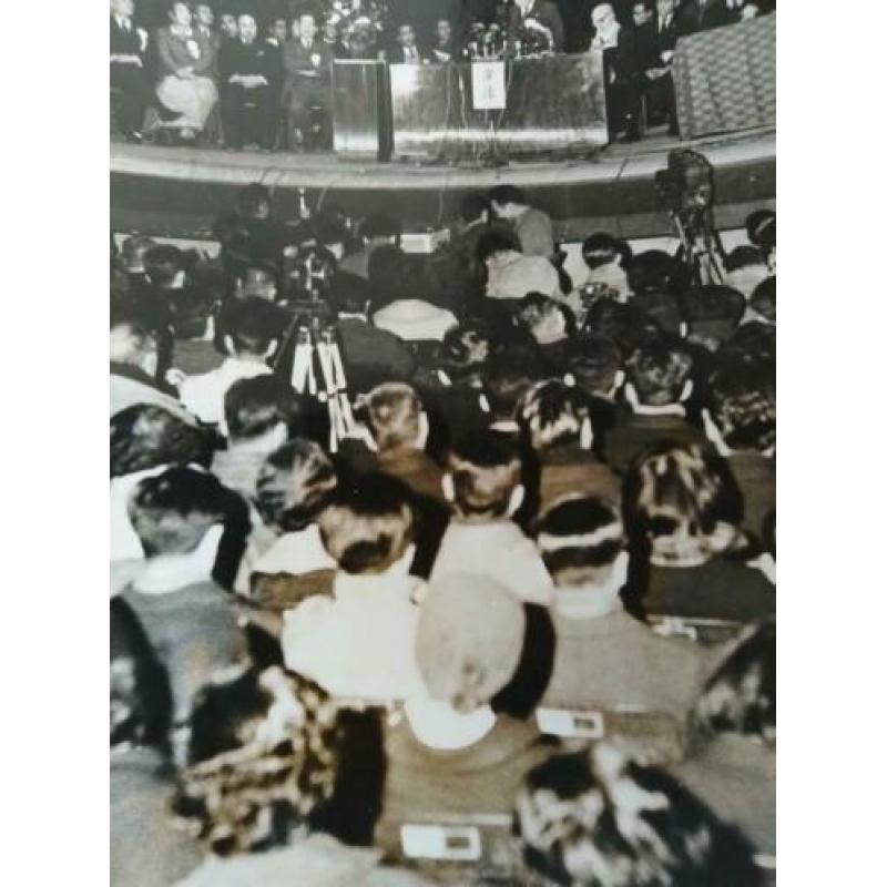 Japan 1957 vintage persfoto overleg Waterstofbom UK