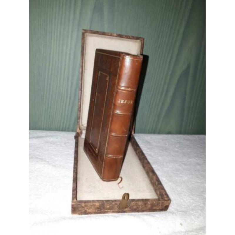 oud lederen versierde bid-kerkboek 1904