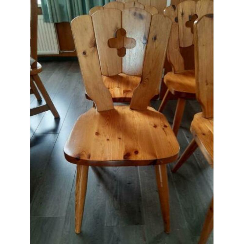 Stoelen 4 stuks, hout. Hoogte leuning 84cm, hoogte zitting 4