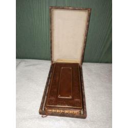 oud lederen versierde bid-kerkboek 1904