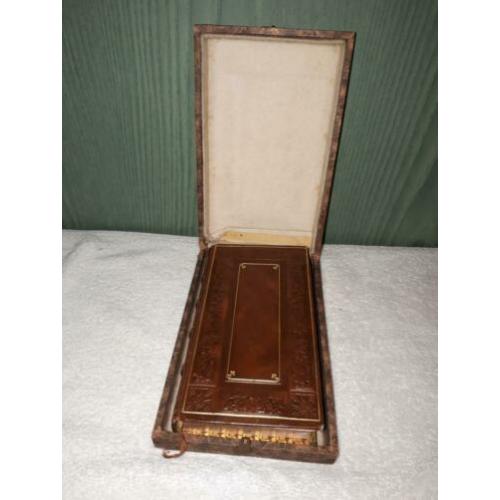 oud lederen versierde bid-kerkboek 1904