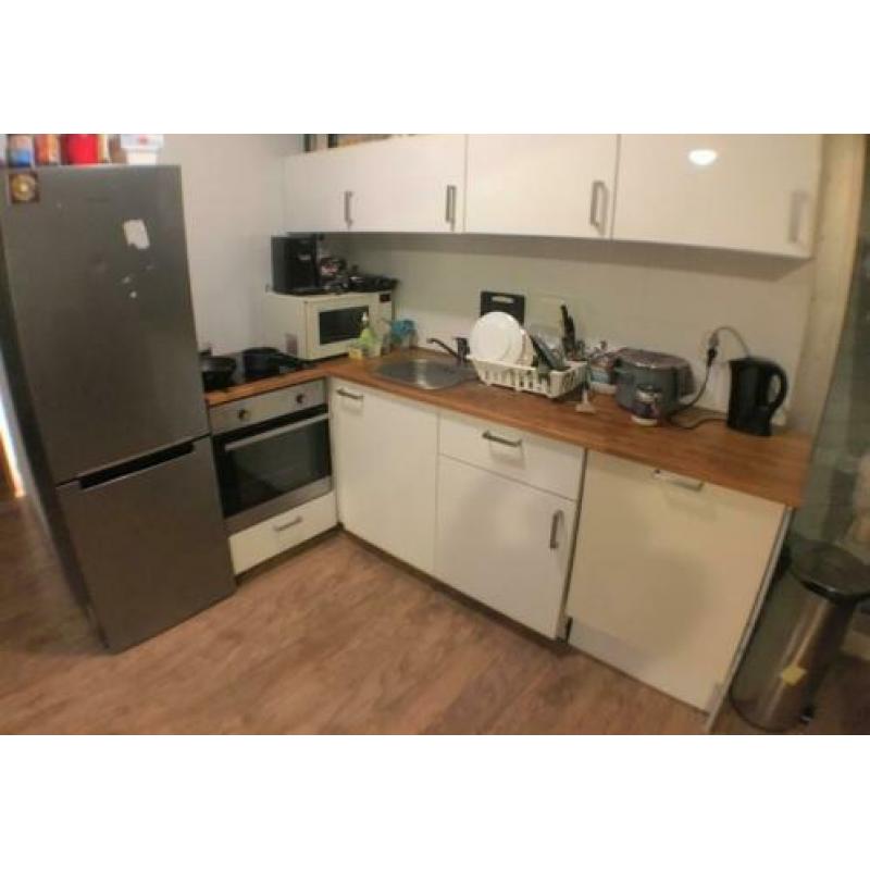 Ruime kamer in een gerenoveerd appartement.