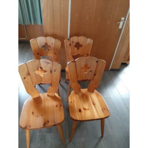 Stoelen 4 stuks, hout. Hoogte leuning 84cm, hoogte zitting 4
