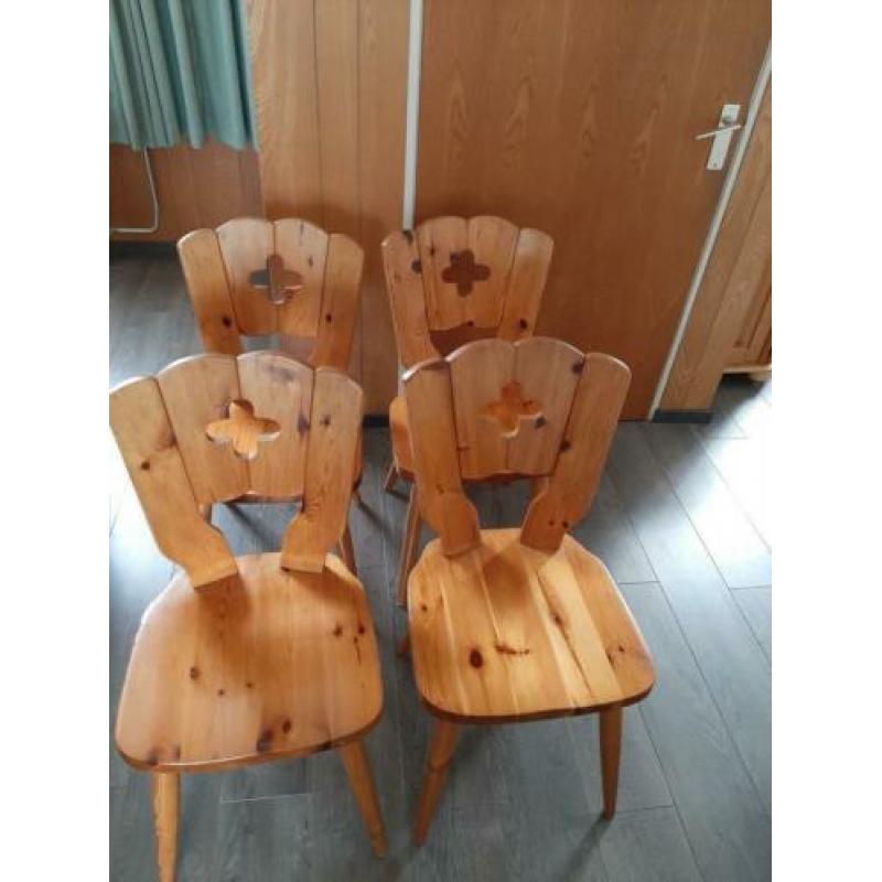 Stoelen 4 stuks, hout. Hoogte leuning 84cm, hoogte zitting 4