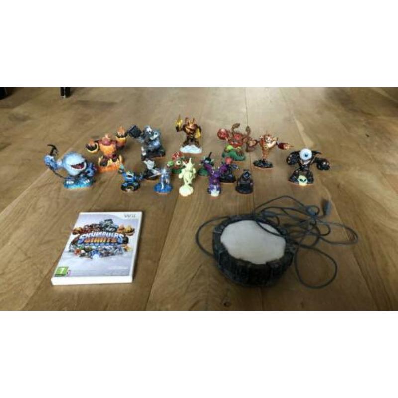 Skylanders Giants spel+portaal met skylanders erbij.