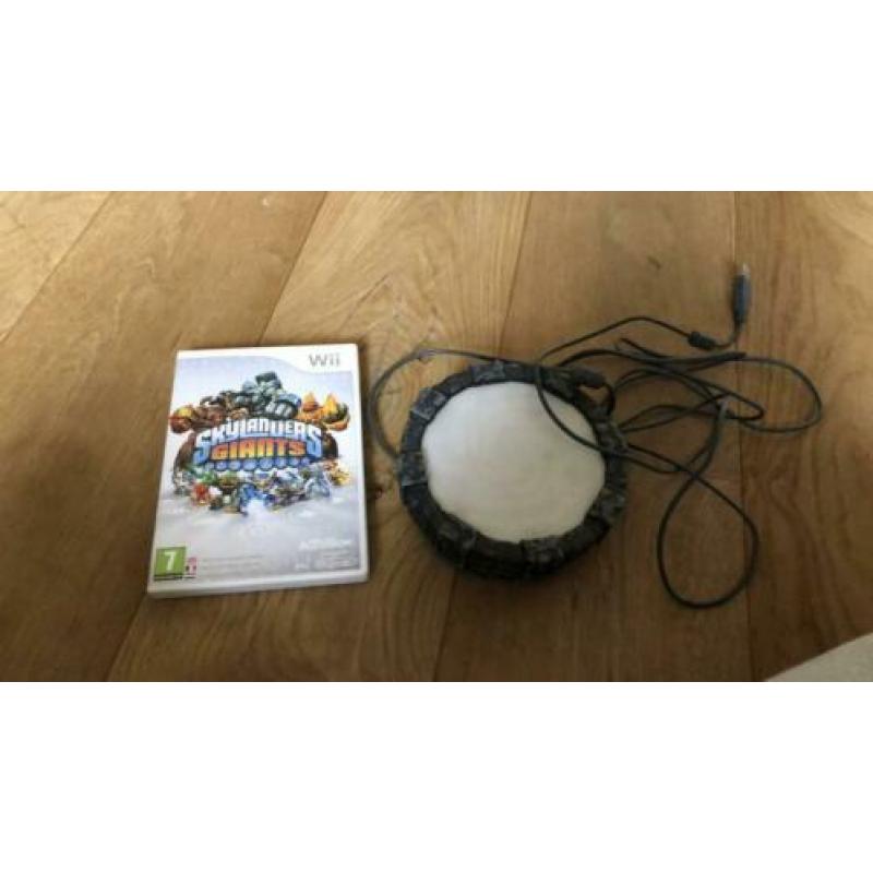 Skylanders Giants spel+portaal met skylanders erbij.