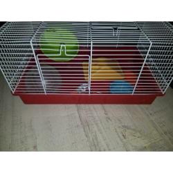 Hamster kooi met toebehoren spullen.