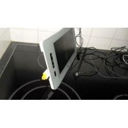 L.C.D. TV SALORA met USB / Radio Kan je films afspelen.